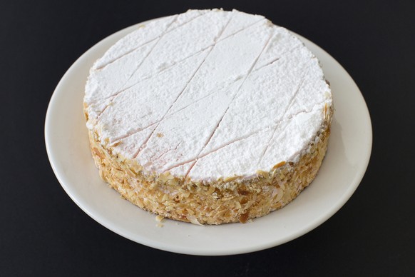 A &quot;Zuger Kirschtorte&quot;, a typical cherry layer cake from the city of Zug, pictured March 18, 2014 in Zuerich. (KEYSTONE/Gaetan Bally)

Eine Zuger Kirschtorte des Konditors Albert Meier in Zug ...