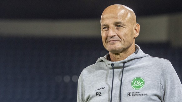 Der Trainer von St. Gallen, Peter Zeidler beim Super League Meisterschaftsspiel zwischen dem FC Luzern und dem FC St. Gallen vom Mittwoch, 19. Oktober 2022 in Luzern. (KEYSTONE/Urs Flueeler)