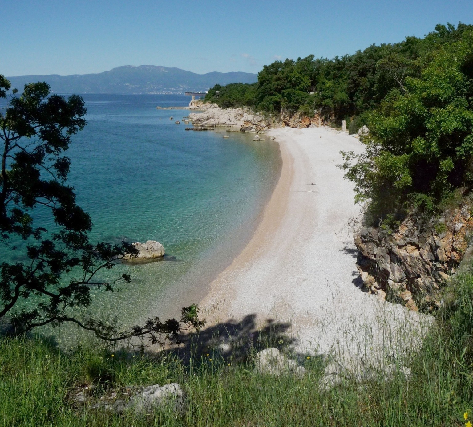 Bei gutem Herbstwetter lassen sich an den Stränden in Rjiekas Umgebung Sonnenstrahlen in mediterraner Umgebung geniessen.