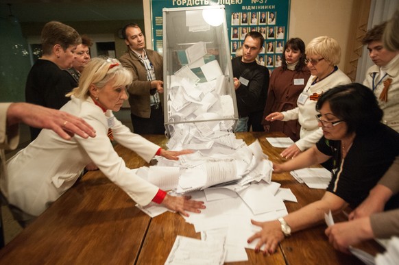 Stimmenzählen in einem Wahllokal in Donezk.