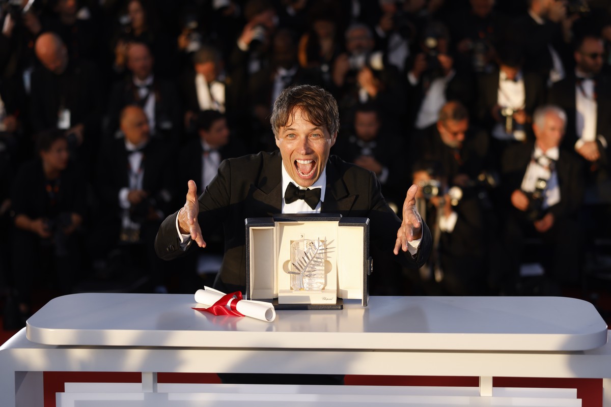Sean Baker, winner of the Palme d'Or for the film 'Anora,' poses for photographers during the photo call following the awards ceremony at the 77th international film festival, Cannes, s ...