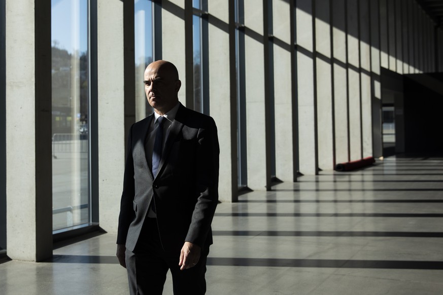 Bundesrat Alain Berset verlaesst das Messegelaende in Luzern, nach einer Pressekonferenz und einem Besuch im Coronavirus &quot;Drive-In&quot; Testcenter des Kantons Luzern, am Dienstag, 31. Maerz 2020 ...