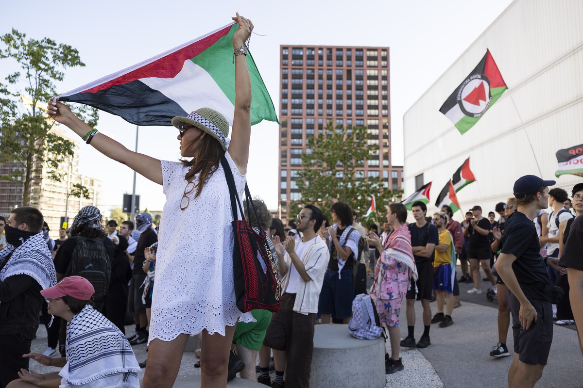 Des manifestants pro-palestinien participent a un rassemblement contre le match de basketball U19 FIBA World Cup qui oppose la Suisse et Israel ce samedi 28 juin 2025 a Lausanne. (KEYSTONE/Cyril Zinga ...