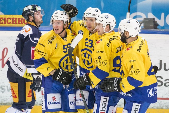 Jubel bei den Davosern Dario Simion, Samuel Walser, Sven Jung und Daniel Rahimi, von links, waehrend dem Eishockey-Meisterschaftsspiel der National League A zwischen dem EV Zug und dem HC Davos am Sam ...