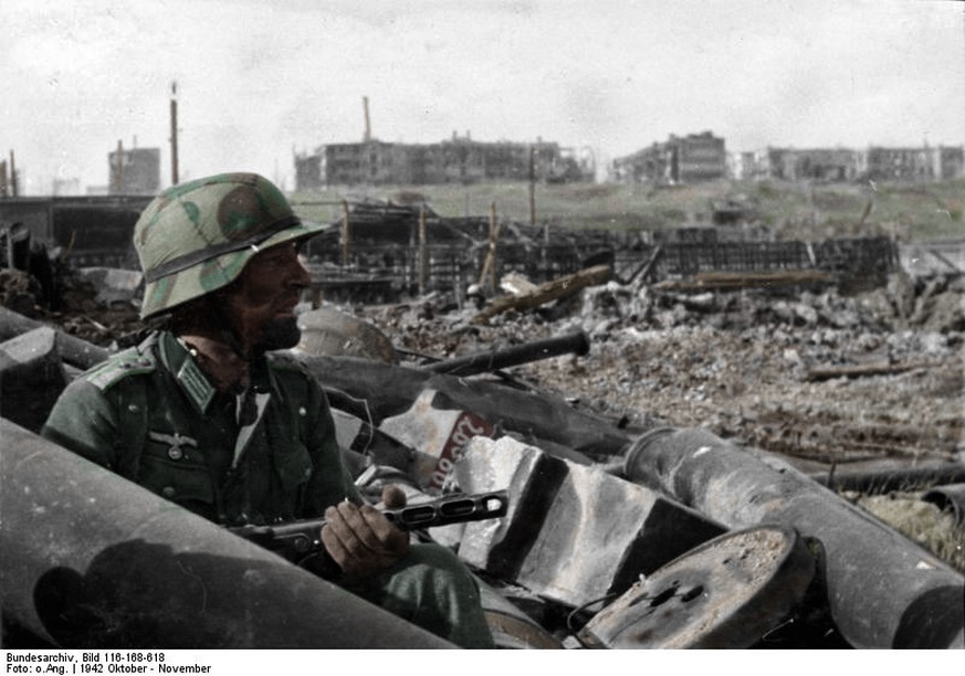 Leben in Ruinen: Deutscher Soldat in Stalingrad.