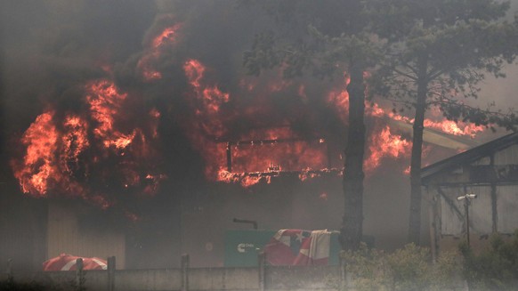 epa11124906 A fire burns a building in an industrial area during the forest fires affecting Vina del Mar, Valparaiso Region, Chile, 03 February 2024. The fires in the central region of Valparaíso have ...