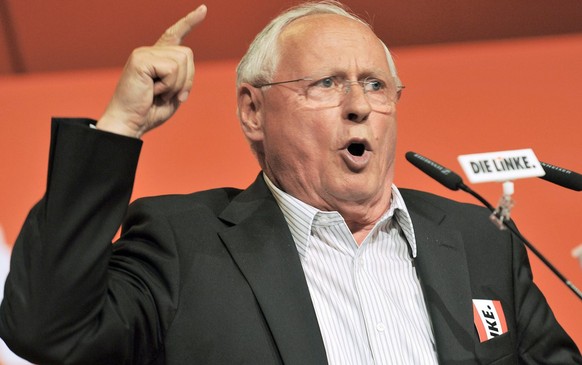 epa03246570 Fraction chairman of the German party The Left (&#039;Die Linke&#039;) in the German federal state Saarland Oskar Lafontaine attends the party conference in Goettingen, Germany, 02 June 20 ...