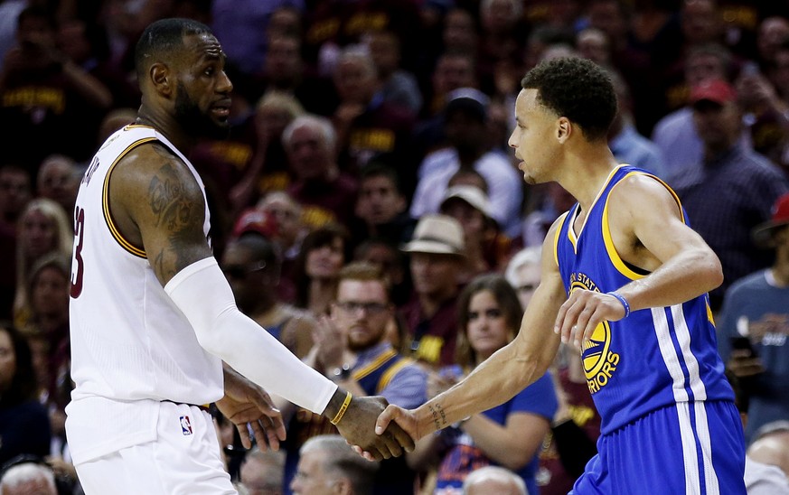 Glückwunsch vom Verlierer: LeBron James (links) gratuliert Stephen Curry.