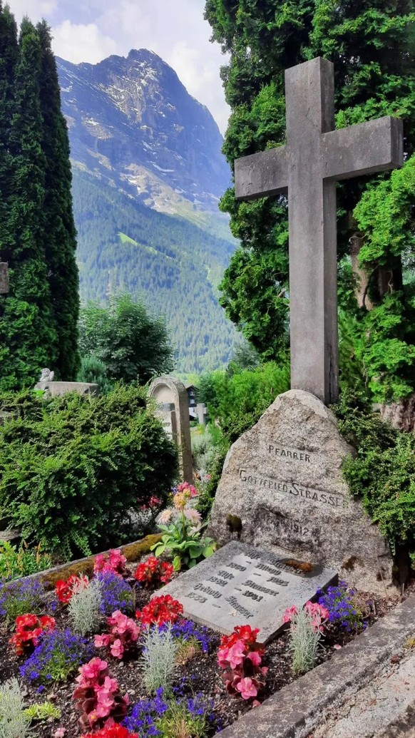 Im Angesicht der Eigernordwand: das Grab von Gottfried Strasser, seiner Frau Elise und seinen Töchtern Elise und Hedwig.