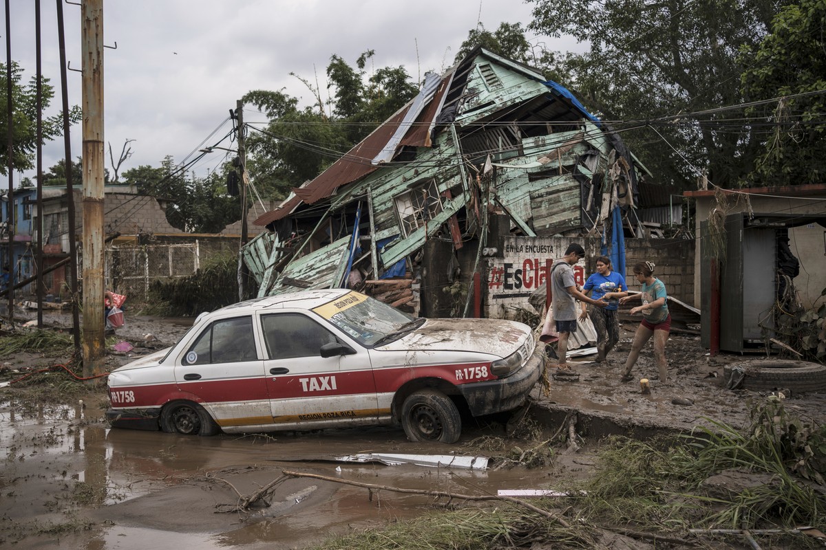 Neighbors gather around a damaged house after heavy rainfall in Poza Rica, Veracruz state, Mexico, Saturday, Oct. 11, 2025. (AP Photo/Felix Marquez)
APTOPIX Mexico Extreme Weather