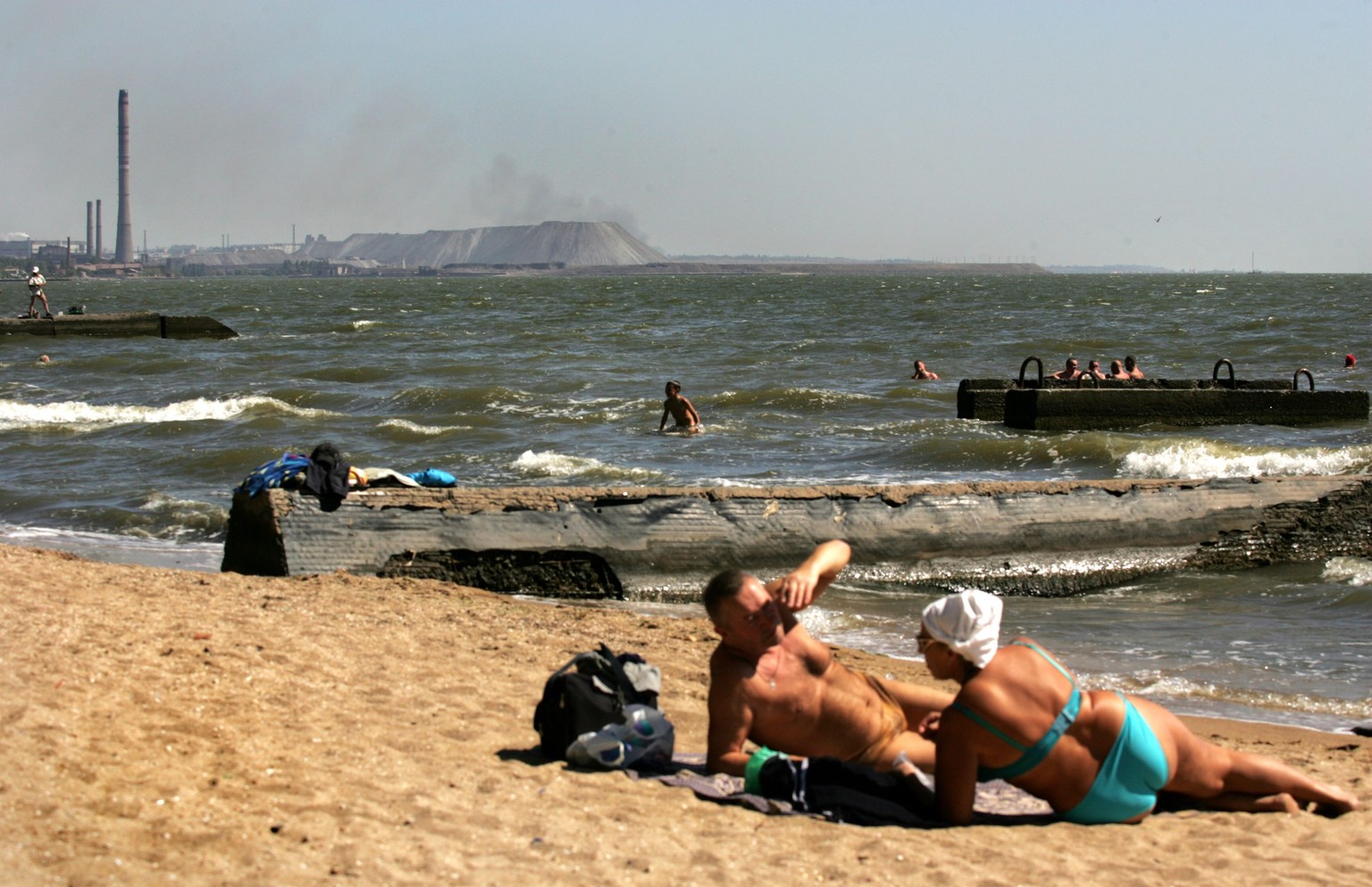 epa04377724 Ukrainian people enjoy good weather on the beach of Mariupol, Donetsk region, Ukraine, 31 August 2014. Russian President Vladimir Putin on 31 August 2014 called for talks between the Ukrai ...