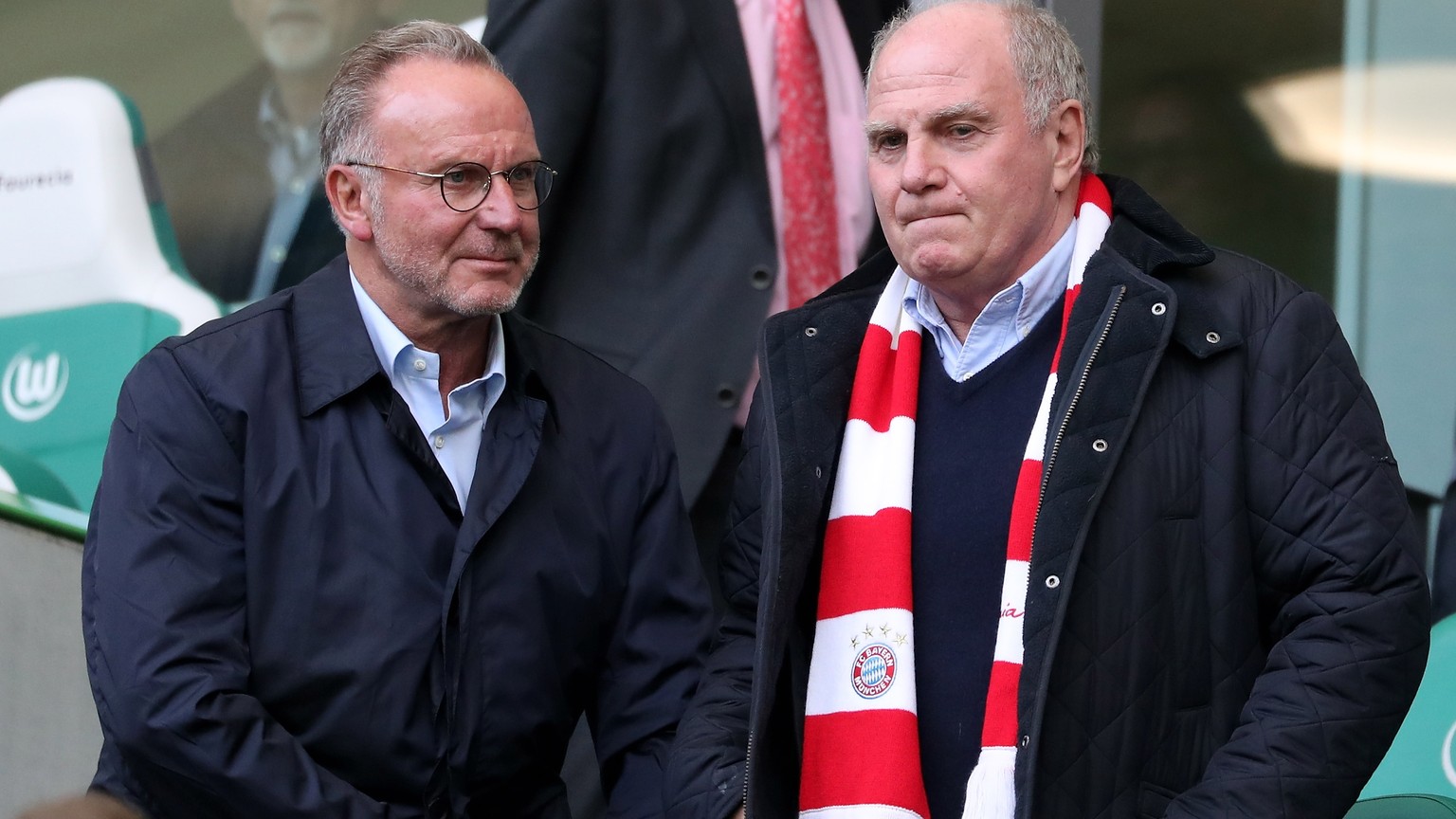 epa07106992 Bayern&#039;s chairman of the board Karl-Heinz Rummenigge (L) and president Uli Hoeness (R) during the German Bundesliga soccer match between VfL Wolfsburg and Bayern Munich in Wolfsburg,  ...