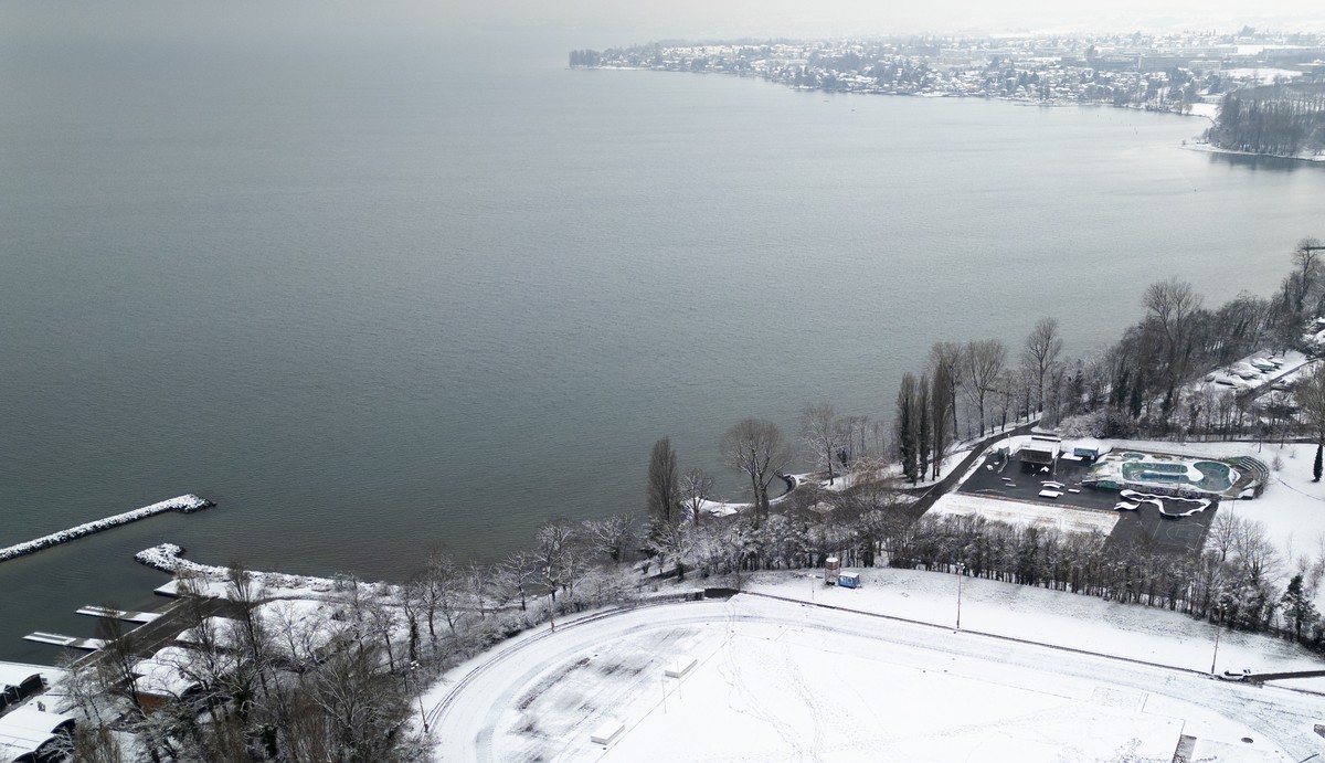 L'actuel stade d'athletisme de Pierre-de-Coubertin photographie sous la neige au bord du Lac Leman avant une conference de presse de presentation du projet de transformation du Stade Pierre- ...