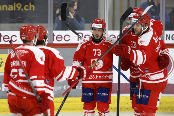 Visp&#039;s Spieler jubeln nach dem Tor zum 4-4 im zweiten Spiel der League Qualification der Eishockey National League zwischen dem EHC Visp und HC Ajoie, am Donnerstag, 3. April 2025 in der Lonza Ar ...