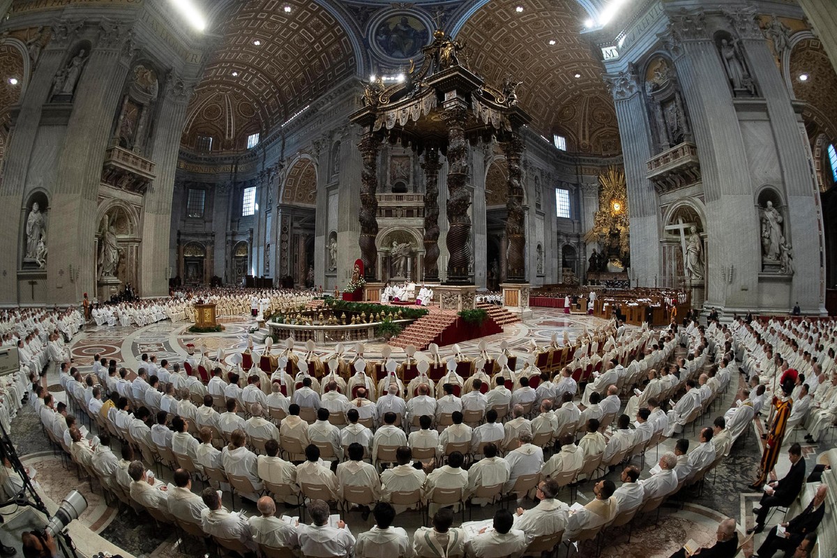epa07513951 Pope Francis during the Chrism Mass in Saint Peter's Basilica at the Vatican, 18 April 2019. The Chrism Mass marks the start of the Easter celebrations. EPA/VATICAN MEDIA HANDOUT HAND ...