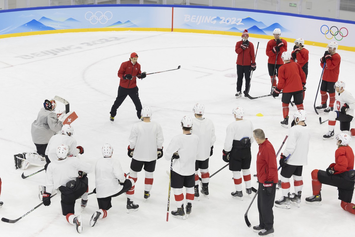 ARCHIVBILD ZUM INTERVIEW MIT PATRICK FISCHER --- Head coach Fischer talks to his player during a training of the Switzerland national ice hockey team ahead of the preliminary group B games at the 2022 ...