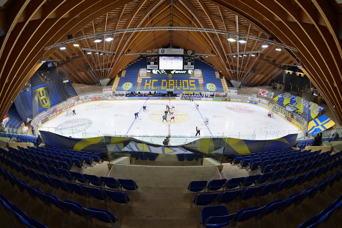 Anspiel im leeren Stadion beim Eishockey-Qualifikationsspiel der National League zwischen dem HC Davos und den SC Rapperswil Jona Lakers, am Samstag, 29. Februar 2020 im Eisstadion in Davos. Die Spiel ...