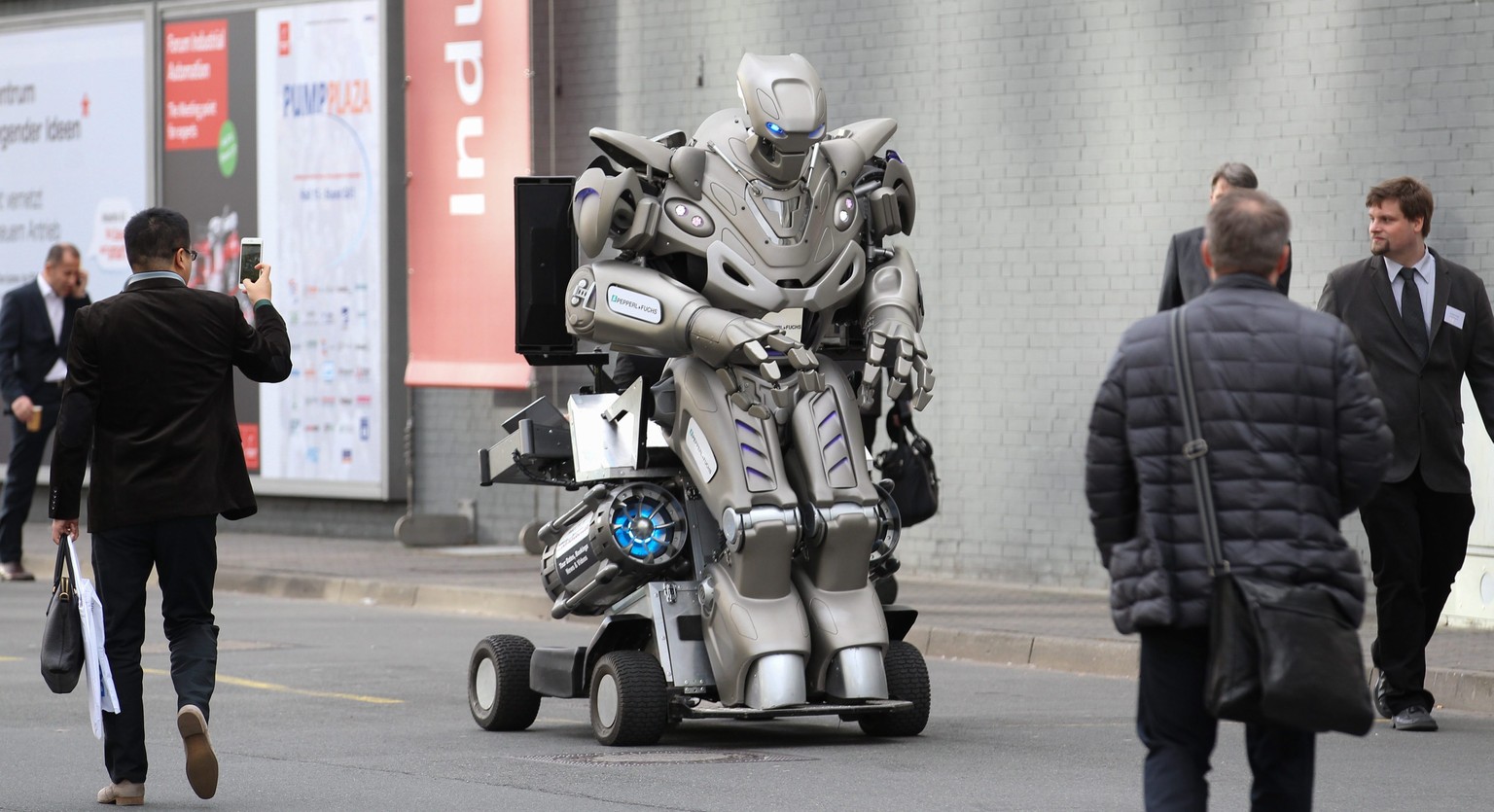 Нападение роботов. Роботы атакуют. Роботы нападут на людей. Роботы нападают на людей. Нападение робота на человека.