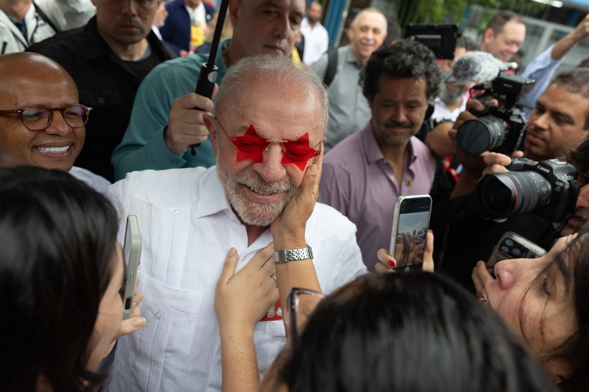 KEYPIX - epa13330548 Brazilian president and presidential candidate Luiz Inacio Lula da Silva (C) greets his supporters after casting his vote in the presidential runoff election at a polling station  ...