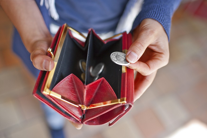 ARCHIVBILD - ZUR TASCHENGELD STUDIE STELLEN WIR IHNEN DIESES BILDMATERIAL ZUR VERFUEGUNG - A woman holds her open purse in her hands, pictured on June 10, 2009 in Zurich, Switzerland. (KEYSTONE/Gatean ...