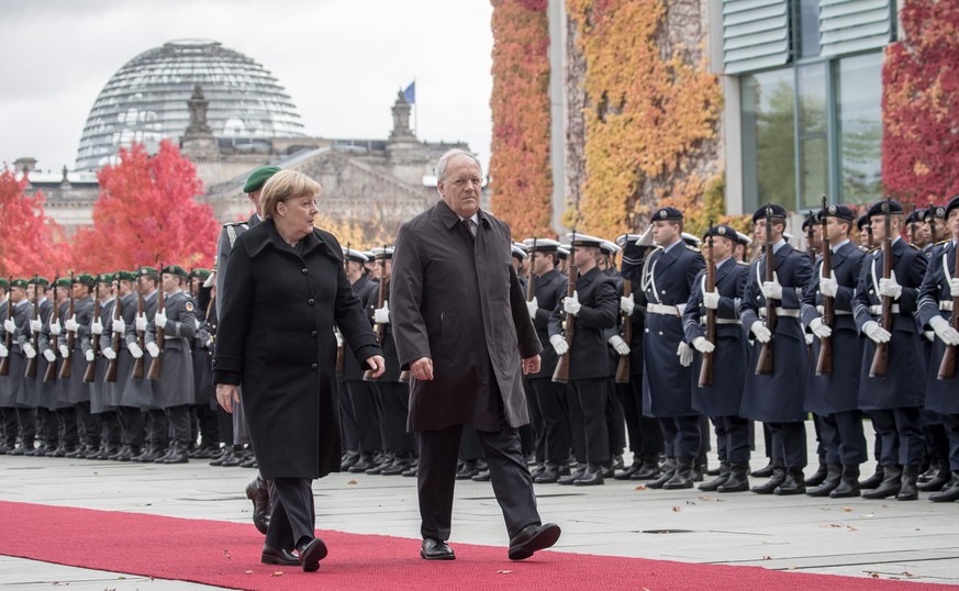 epa05613919 German Chancellor Angela Merkel (L) welcomes Swiss President Johann Niklaus Schneider-Ammann (R) with military honors outside the Chancellery in Berlin, Germany, 02 November 2016. Schneide ...