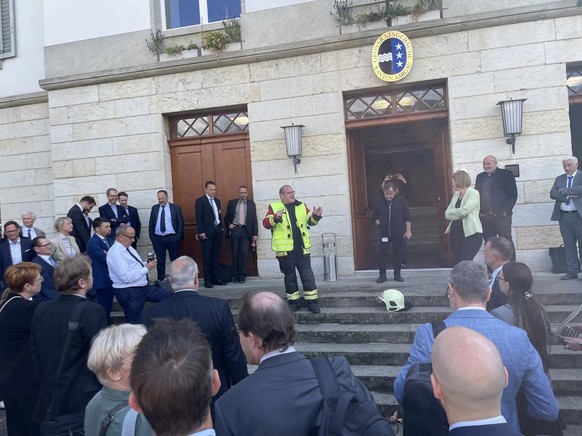 Die Anwesenden lauschen dem Feuerwehrkommandanten.