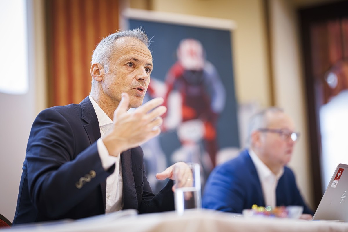 Roger Schnegg directeur de Swiss Olympic (gauche) s'exprime aux cotes de Juerg Stahl president de Swiss Olympic (droite) lors de la rencontre avec les medias de Swiss Olympic ce mercredi 15 novmb ...