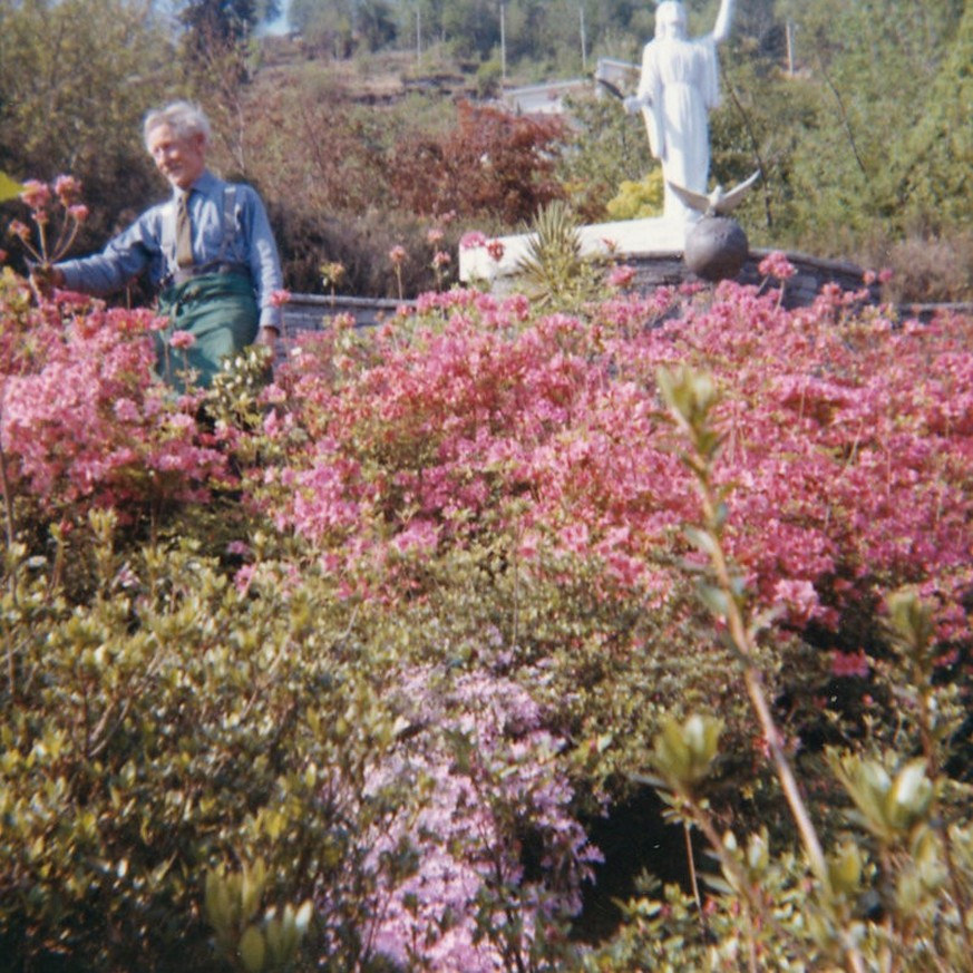 Griedrich Kähr in seinem Friedensgarten.