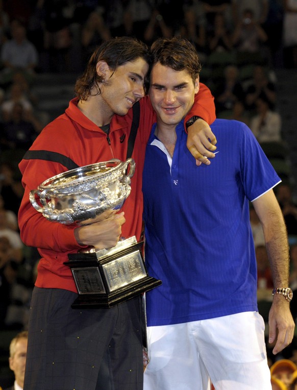 ZUM MAENNER-FINAL AN DEN AUSTRALIAN OPEN 2017 ZWISCHEN ROGER FEDERER UND RAFAEL NADALSTELLEN WIR IHNEN FOLGENDES BILDMATERIAL ZUR VERFUEGUNG - epa01621176 Rafael Nadal of Spain (left) hugs Roger Feder ...