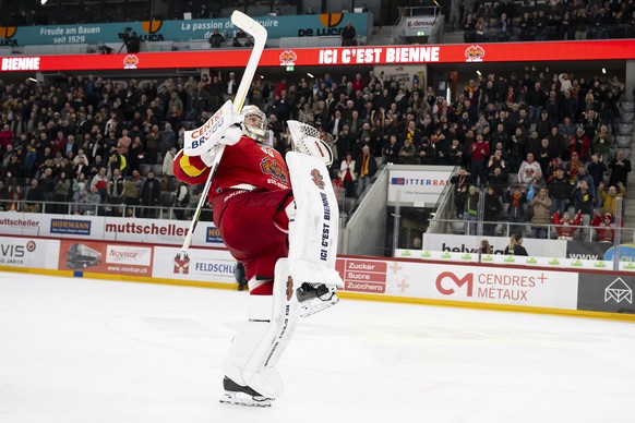 der Bieler Torhueter Harri Saeteri jubelt nach dem Sieg (4-0), beim Eishockey Meisterschaftsspiel der National League zwischen dem EHC Biel und dem Geneve-Servette HC, am Samstag, 13. Januar 2024, in  ...