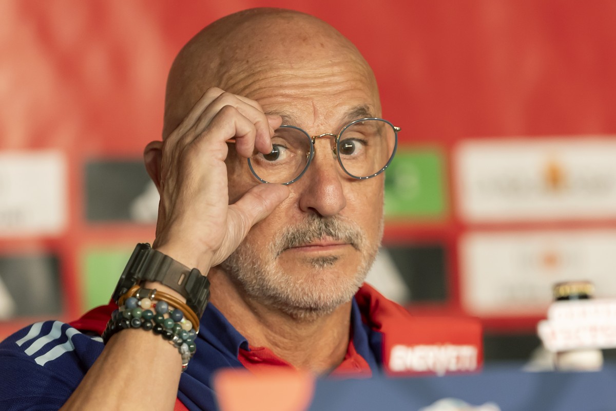epa11591746 Spain's Head coach Luis de la Fuente talks to the media during a press conference in Geneva, Switzerland, 07 September 2024. Spain will face Switzerland in their UEFA Nations League g ...
