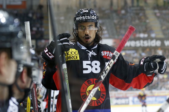 Berns Eric Blum gibt seinen Teamkollegen Anweisungen im Eishockey Meisterschaftsspiel der National League A zwischen dem SC Bern und dem HC Ambri-Piotta, am Dienstag, 13. September 2016, in der Postfi ...