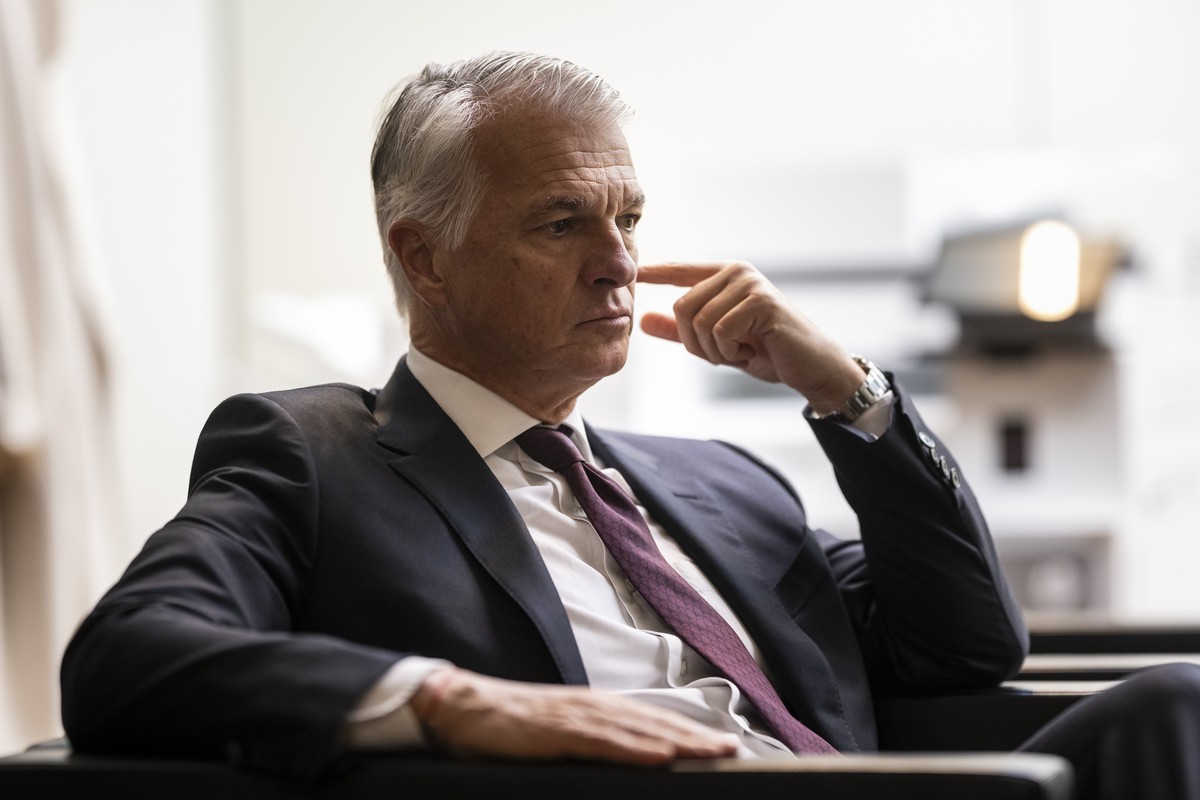 Sergio Ermotti, CEO der Grossbank UBS, wartet auf seine Anhoerung durch die Kommission fuer Wirtschaft und Abgaben des Nationalrats WAK-N, zur Revision des Bankengesetzes und den Anforderungen an die  ...