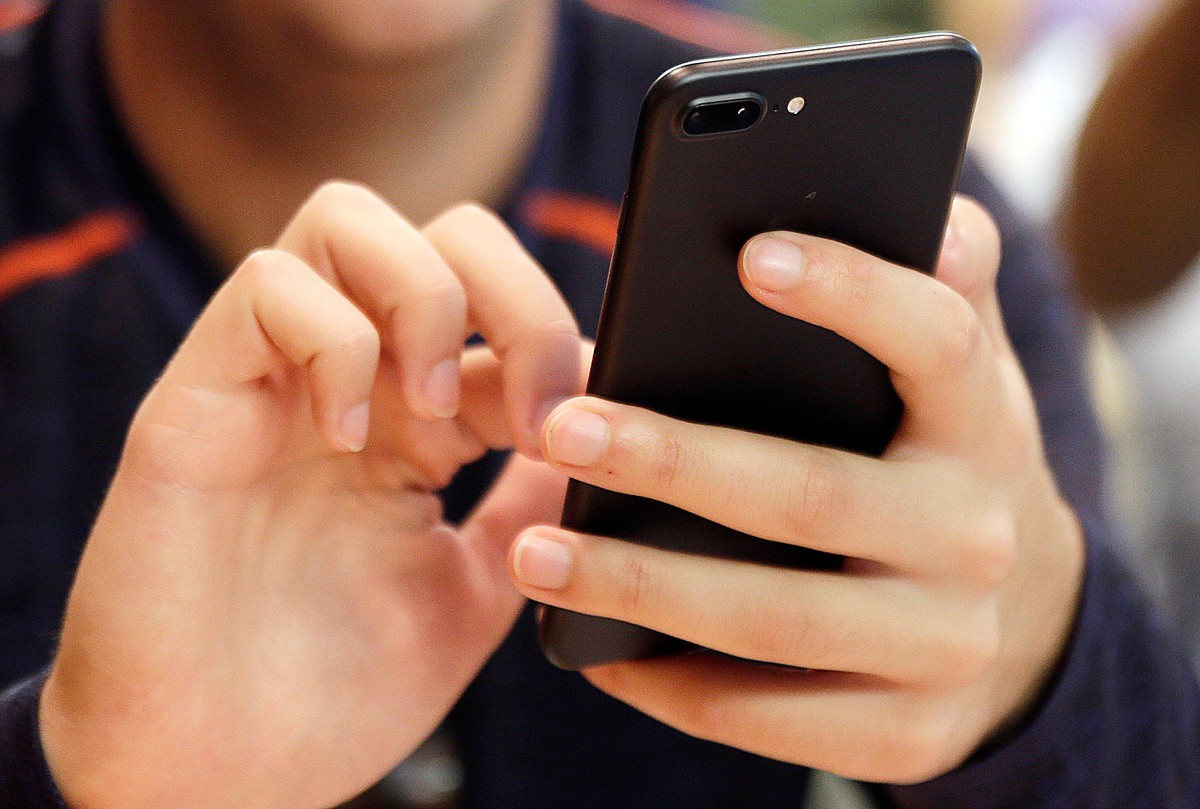 FILE - A person uses a smartphone in Chicago, Sept. 16, 2017. (AP Photo, File)
New York Addictive Feeds