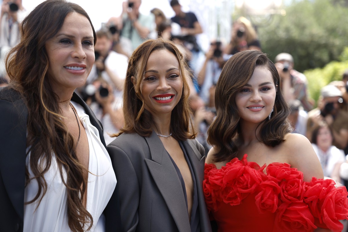 epa11352329 Karla Sofia Gascon, Zoe Saldana and Selena Gomez attend the photocall for 'Emilia Perez' during the 77th annual Cannes Film Festival, in Cannes, France, 19 May 2024. The film fes ...