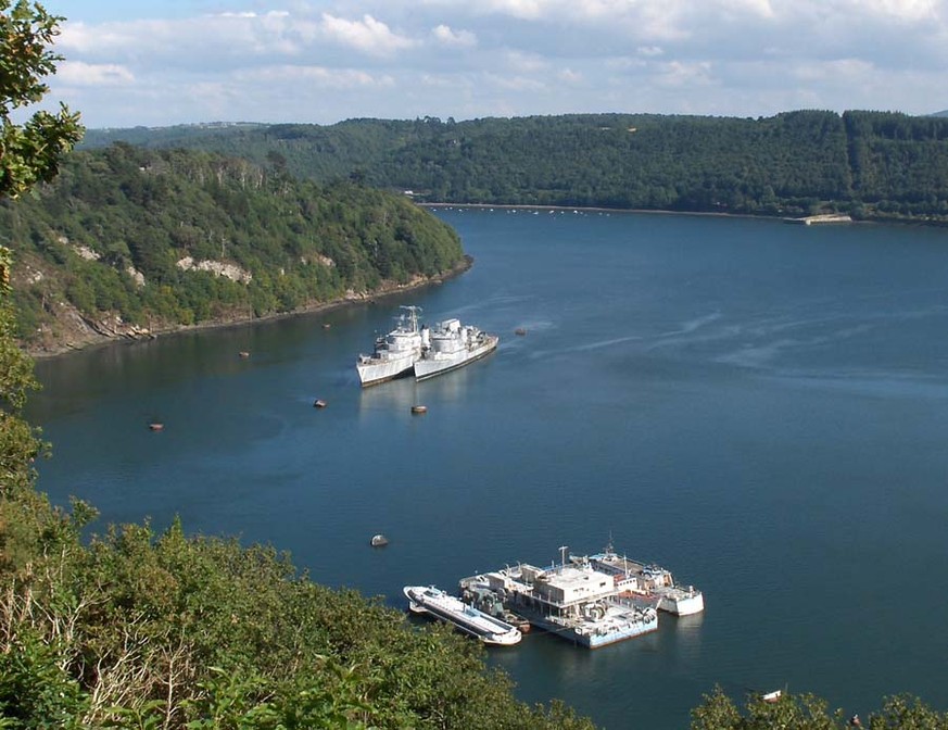 Landévennec Schiffshafen
https://en.wikipedia.org/wiki/Land%C3%A9vennec#/media/File:Cimetiere_bateaux_Landevennec.jpg