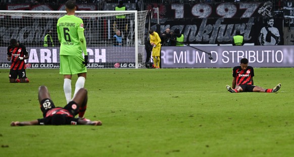 25.02.2024, Hessen, Frankfurt/Main: Fu�ball: Bundesliga, Eintracht Frankfurt - VfL Wolfsburg, 23. Spieltag, im Deutsche Bank Park. Frankfurts Willian Pacho (l-r), Eric Junior Dina Ebimbe und Tuta sind ...