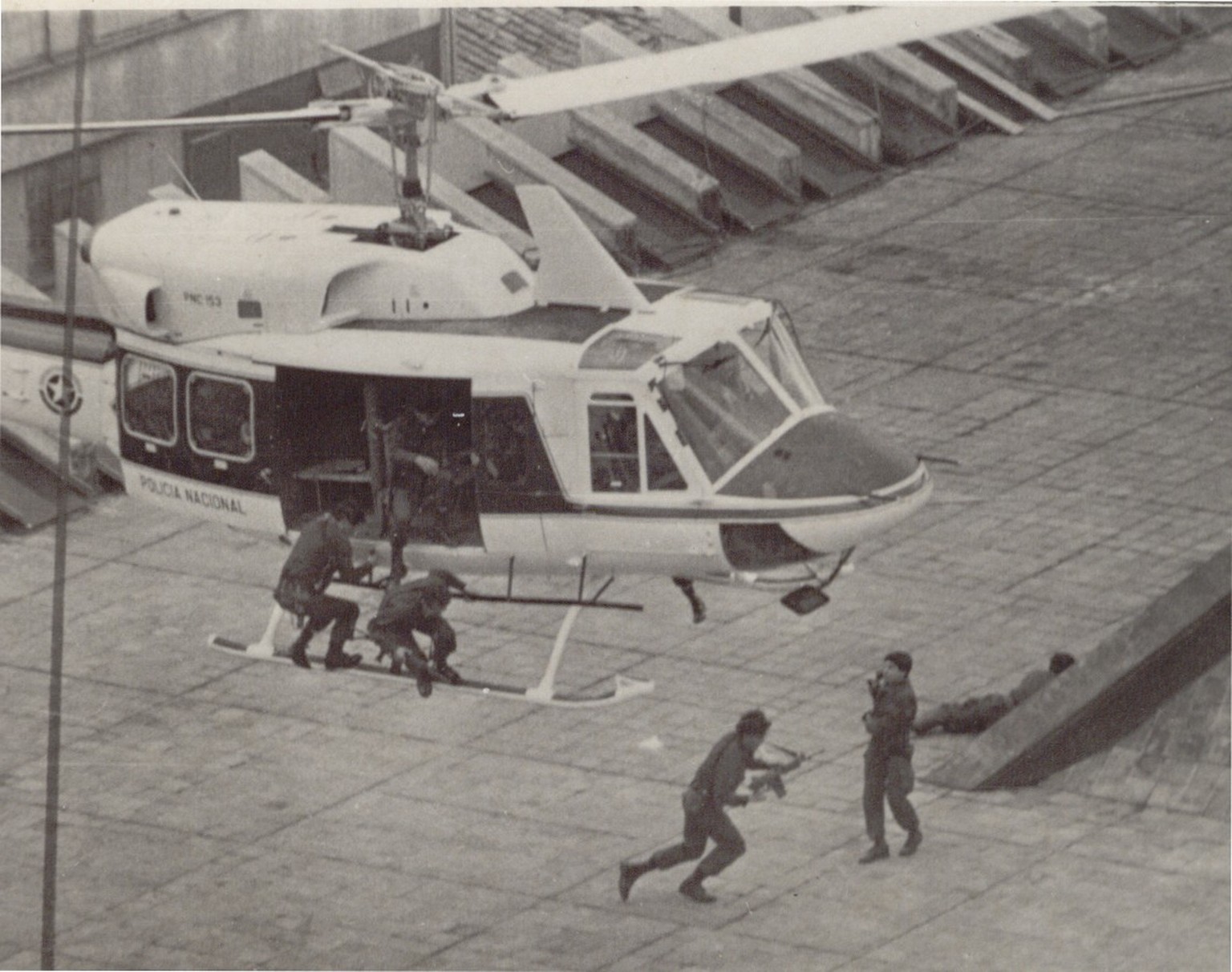 Aufnahmen der Belagerung des Justizpalastes (der Oberste Gerichtshof von Kolumbien) durch die M-19-Guerillakämpfer am 7. November 1985.