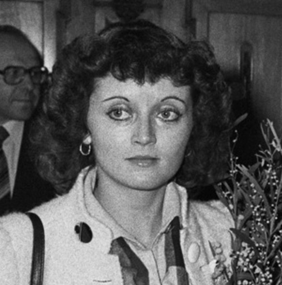 Leon Schlumpf (l.) freut sich am 5. Dezember 1979 ueber die Wahl zum Bundesrat. Zusammen mit seiner Familie, (v.l.n.r.) Eveline Widmer-Schlumpf, Carmen und Ehefrau Trudy Schlumpf, feiert er seine Wahl ...