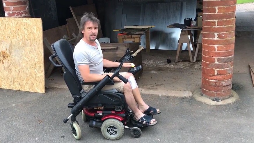Richard Hammond präsentiert seinen getunten Rollstuhl.&nbsp;
