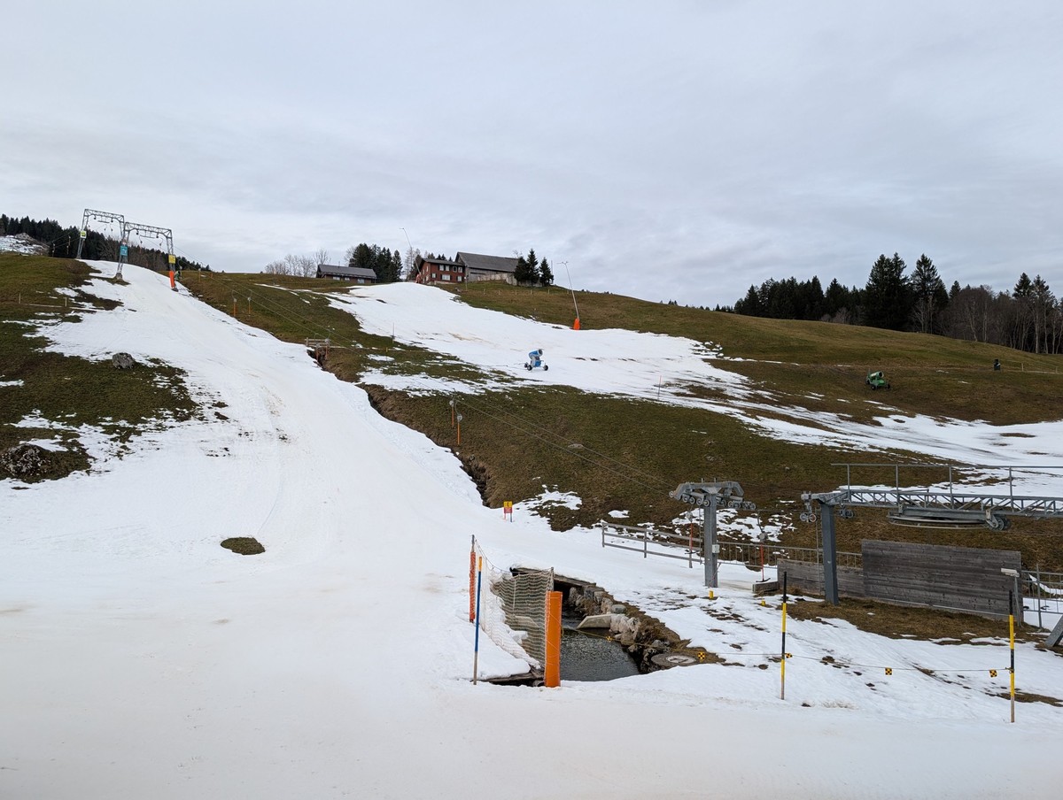 Es könnte mehr Schnee liegen in Brunni SZ. Aufgenommen am 17. Dezember 2025.