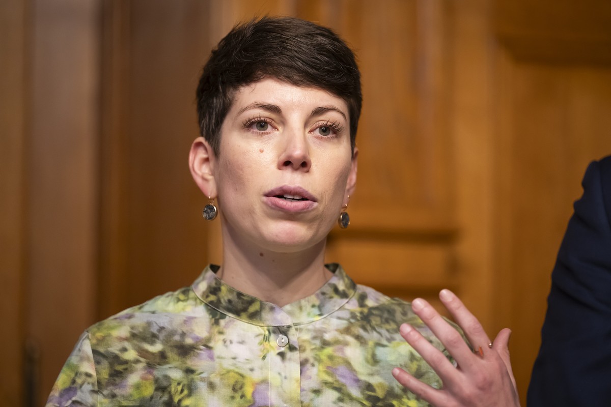 Lisa Mazzone, Praesidentin Gruene Partei spricht waehrend einem Point de Presse zur Ankuendigung der Familienzeit-Initiative, am Donnerstag, 28. November 2024 in Bern. (KEYSTONE/Anthony Anex)