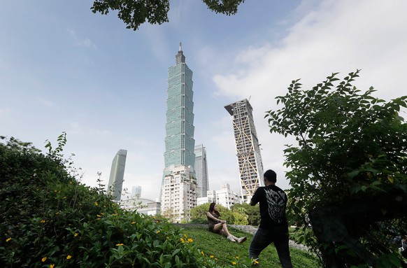 FILE - People take photos with the iconic Taipei 101 skyscraper in the background in Taipei, Taiwan, April 27, 2025. (AP Photo/Chiang Ying-ying, File)
Alex Honnold Taipei 101