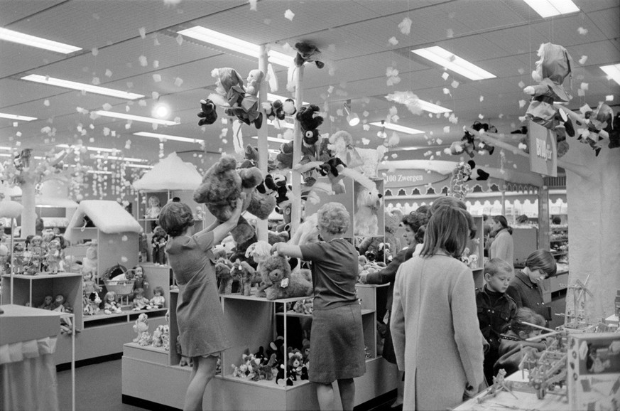 Im Spielwarengeschaeft Oskar Weber an der Bahnhofstrasse in Zuerich wird die Warenauslage auf das Weihnachtsgeschaeft vorbereitet, aufgenommen am November 1968. (KEYSTONE/PHOTOPRESS-ARCHIV/Ghisleni)