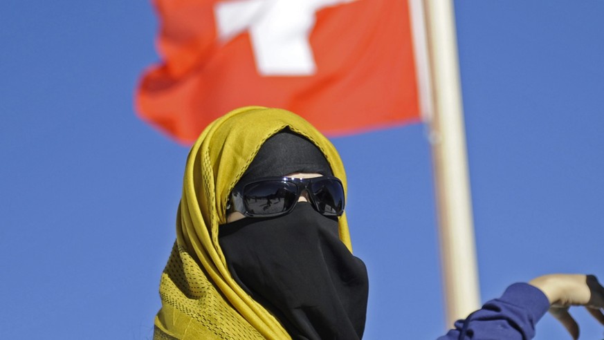 ZUR MELDUNG, DASS DER NATIONALRAT AM DIENSTAG, 27. SEPTEMBER 2016, DEM VERBOT VON BURKAS IN DER SCHWEIZ MIT 88 ZU 87 STIMMEN ZUGESTIMMT HAT, STELLEN WIR IHNEN FOLGENDES ARCHIVBILD ZUR VERFUEGUNG - Ein ...