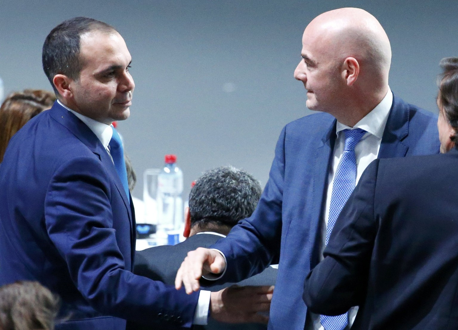 Gianni Infantino (r) konnte sich gegen&nbsp;Prinz Ali Al Hussein (l) durchsetzen.