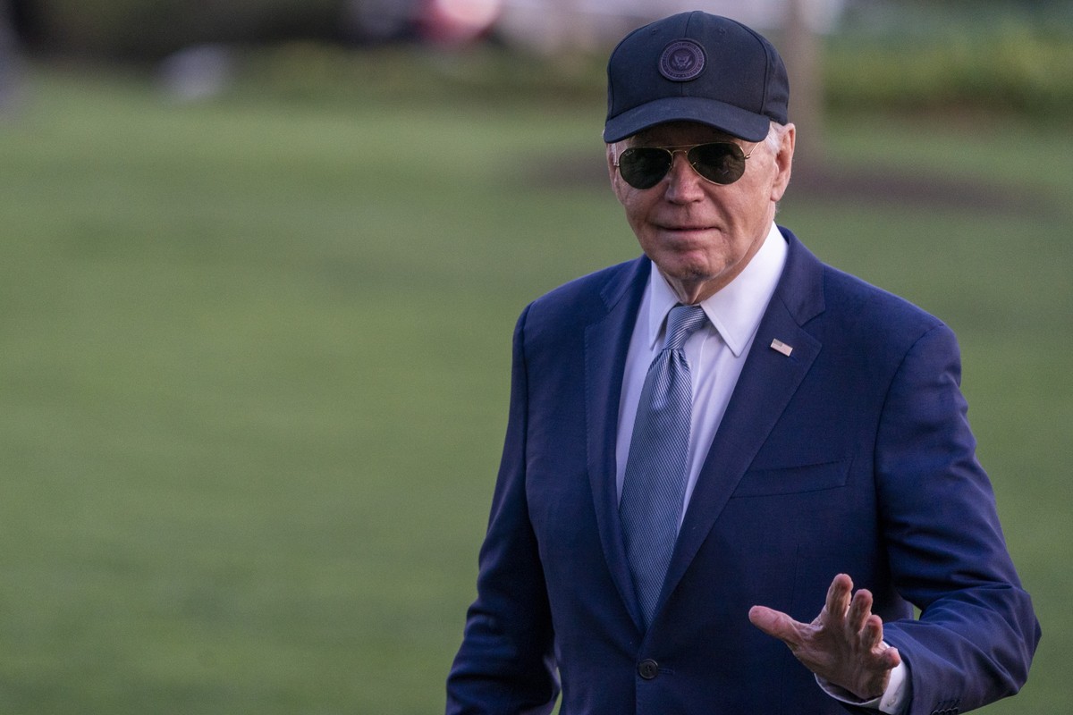 epa11235240 US President Joe Biden gestures to the media after stepping off Marine One on the South Lawn of the White House in Washington, DC, USA, 21 March 2024. US President Biden returns to the Whi ...