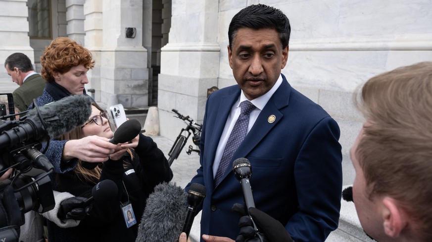 epa12534534 US Rep. Ro Khanna, (D-Calif.), speaks with members of the media after the vote in Washington, DC, USA, 18 November 2025. The House has voted on a bill, with President Trumps recent approv ...