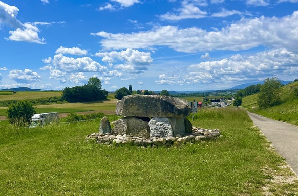Onnens grösste Solaranlage Schweiz der Rekorde Dolmen von Praz Berthoud