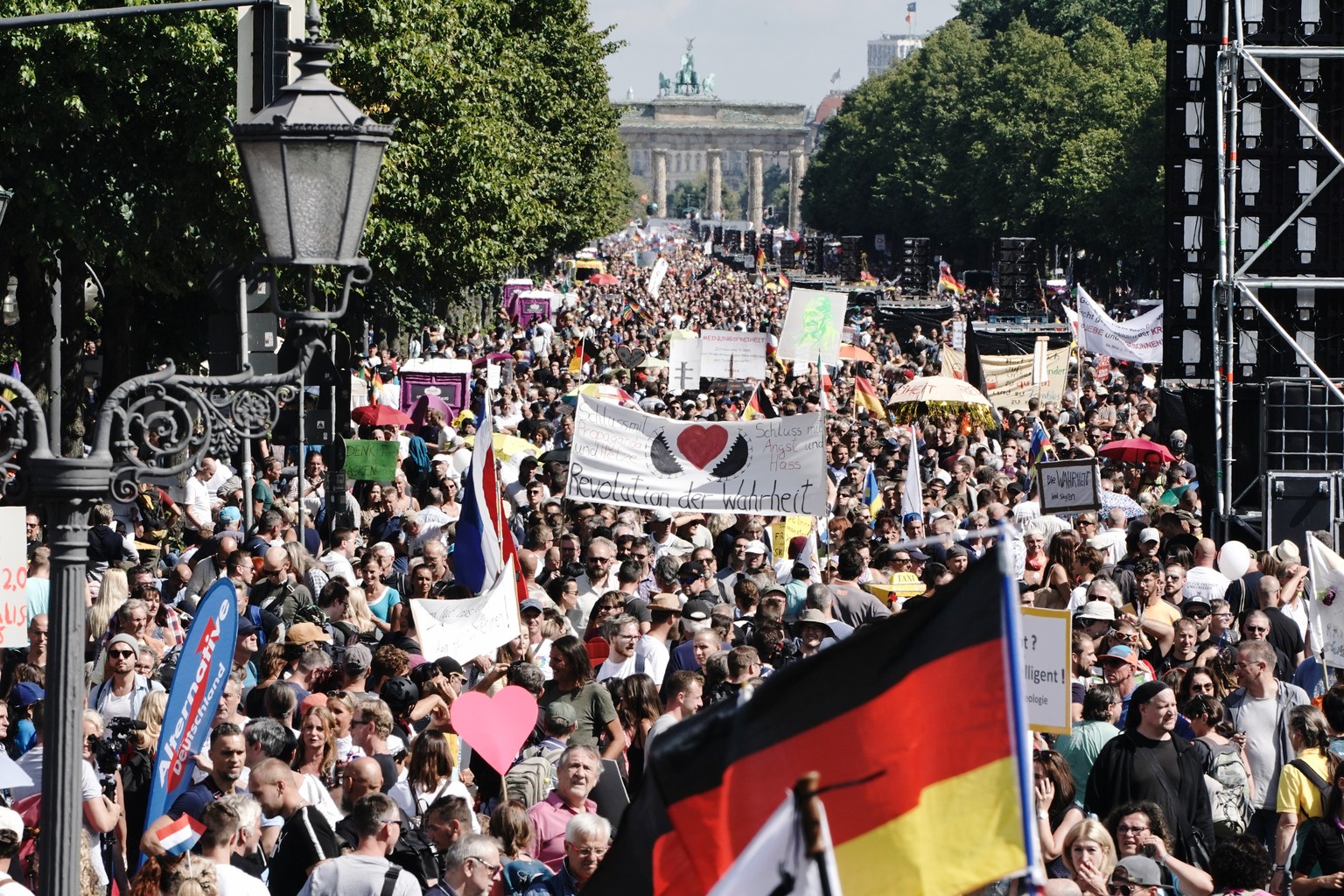 29.08.2020, Berlin: Teilnehmer einer Demonstration gegen die Corona-Ma